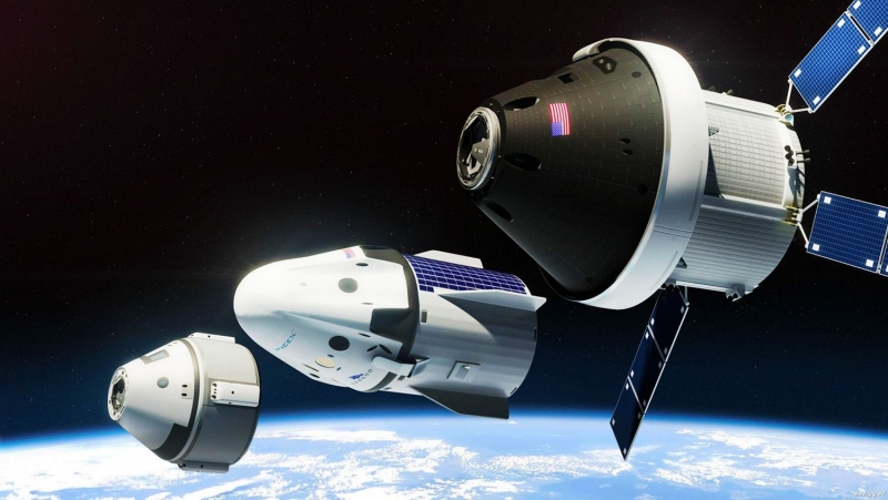  Два из трёх американских пилотируемых кораблей ближайшей перспективы &ndash; CS-100 Starliner и Dragon V2 -- создаются по коммерческой программе доставки экипажей на МКС. Третий (Orion) делается по заказу NASA для дальних полётов. Графика NASA 